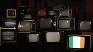 Retro televizyonlar ve İrlanda Bayrağı. Yakınlaştır.  