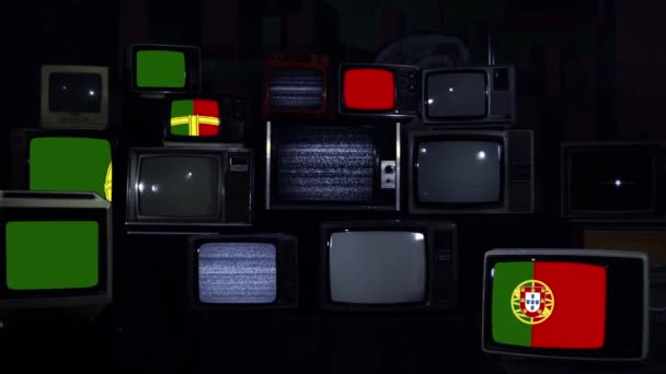 复古电视和葡萄牙国旗 蓝色深褐色调 放大放大 — 图库视频影像