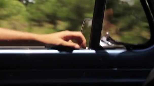 男的手放在一辆旧皮卡的窗户上 全高清 — 图库视频影像
