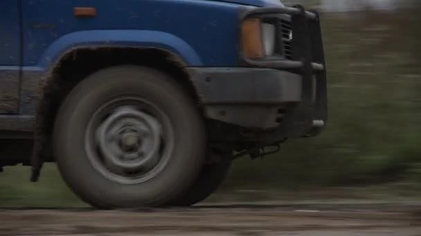 阿根廷布宜诺斯艾利斯省Carmen Areco Gouin的Dirt Road旧四轮驱动车 — 图库视频影像