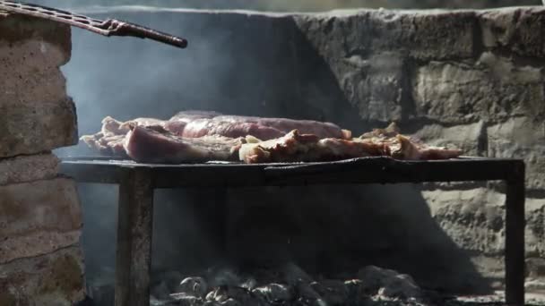 Ein Asado Ein Traditionelles Argentinisches Barbecue Das Vor Einer Ziegelmauer — Stockvideo