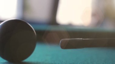 Bilardo oynayan adam. Toplara vurmak. Yakın plan.  