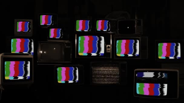 Tela Verde Televisão Velha Entre Muitas Tvs Retro Com Barras — Vídeo de Stock