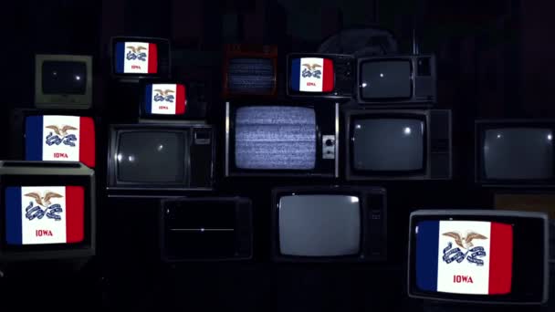 Iowa Fahnen Auf Retro Fernsehern Blauer Dunkler Ton Vergrößern — Stockvideo
