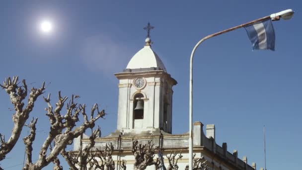 Egy Ősi Templom Egy Argentína Zászló Lengett Egy Utcai Lámpa — Stock videók