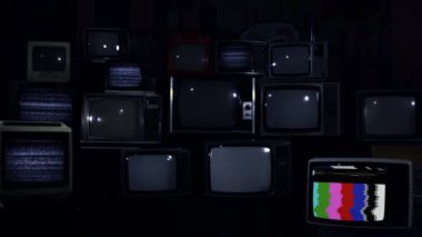 Renkli ve Gürültülü Klasik Televizyon ve Yeşil Ekranlı Bir Retro TV. Yakınlaştır. Yeşil ekranı istediğin görüntüyle ya da resimle değiştirebilirsin. Anahtar efektiyle yapabilirsin..
