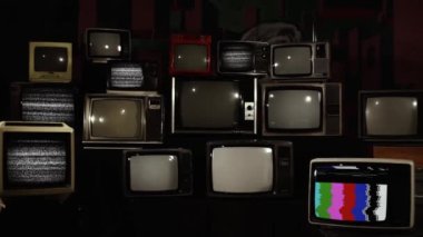 Renk Çubuklu Kırık Eski TV 'ler ve Yeşil Ekran' ı açan Beş Retro TV. Yeşil ekranı istediğin görüntüyle ya da resimle değiştirebilirsin. FX 'ten sonra tuşlama efektiyle yapabilirsiniz..