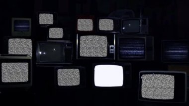 Kötü Sinyalli Eski Retro TV 'ler ve Yeşil Ekran' ı açan Yedi Vintage Televizyon. Yakınlaştır. Yeşil ekranı istediğin görüntüyle ya da resimle değiştirebilirsin. FX 'ten sonra tuşlama efektiyle yapabilirsiniz..
