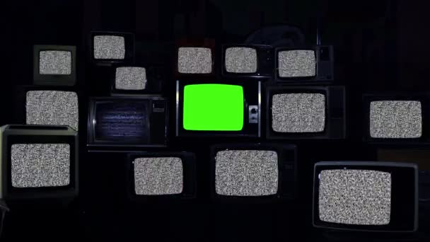 Régi retro TV zajjal és One Vintage Television kapcsolja be a zöld képernyőt. Kicserélheti a zöld képernyőt a felvételre vagy képre, amit akar. Meg tudod csinálni a Keying effektussal..