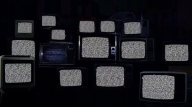 Gürültülü Antik Televizyonlar ve Yeşil Ekranlı Beş Retro TV. Yeşil ekranı istediğin görüntüyle ya da resimle değiştirebilirsin. Sonraki Efektler 'de tuşlama efekti ile yapabilirsiniz.