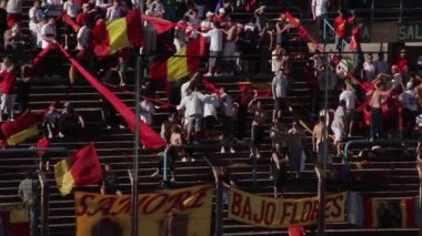 Buenos Aires, Arjantin 'deki bir futbol stadyumunda destekçi kalabalığı.