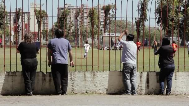 Buenos体育馆 Argentina 2020 布宜诺斯艾利斯城郊运动场观看邻里足球赛的人 — 图库视频影像