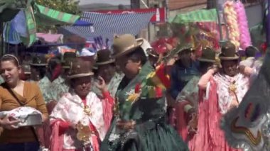 Cochabamba / Bolivya - 10 10 10 2019: Bolivya Aymara kadınları Quillacollo, Cochabamba, Bolivya 'da Urkupina kutlamalarında dans ediyorlar.  