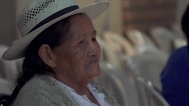 Cochabamba Bolívia 2019 Uma Velha Cholita Tradicional Mulher Aymara Boliviana — Vídeo de Stock