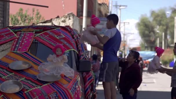 Cochabamba Bolivia 2019 Matka Syn Nakrywający Samochód Różowymi Kocami Zabawkami — Wideo stockowe