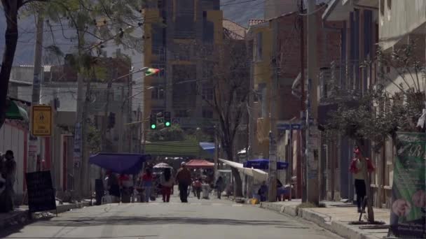 Cochabamba Bolivia Augustus 2019 Mensen Die Door Straten Van Quillacollo — Stockvideo