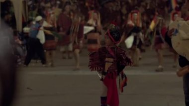 COCHABAMBA / BOLIVIA - Ağustos 2019: Bolivya 'daki Urkupina Bakiresi Festivali, renkli danslar, geçit törenleri ve Quillacollo caddelerinde yapılan ayinlerle dolu coşkulu bir Bolivya kutlaması.  
