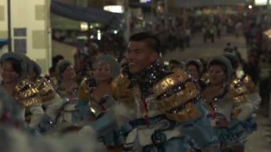 COCHABAMBA / BOLIVIA - Ağustos 2019: Bolivya 'daki Urkupina Bakiresi Festivali, renkli danslar, geçit törenleri ve Quillacollo caddelerinde yapılan ayinlerle dolu coşkulu bir Bolivya kutlaması.