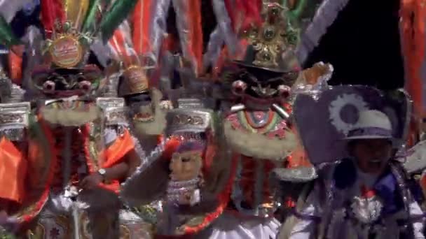 Cochabamba Bolivia 2019 Parada Ludzi Tańczących Maszerujących Maskach Kostiumach Wśród — Wideo stockowe