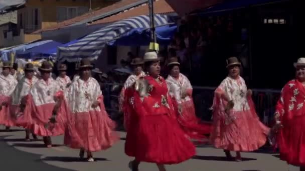 Cochabamba Bolivia 2019 Traditionele Cholitas Boliviaanse Aymara Vrouwen Dansen Urkupina — Stockvideo