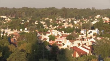 Santa Rosa, La Pampa Eyaleti, Arjantin 'de Ağaçlar ve Düşük Evli Konut Görünümü Artırıldı 