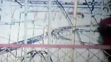 Italpark, Buenos Aires, Arjantin 'deki Iconic' Super 8 Volante 'hız treninin yenilenmiş filmi. 