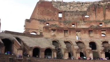 Yağmurlu bir günde Roma Kolezyumunu Keşfeden Turistler 