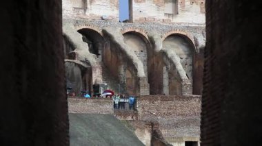 Kolezyumun Islak Geçitlerinde Şemsiyeli Ziyaretçiler  