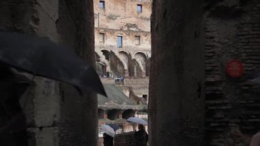 Kolezyumun Islak Geçitlerinde Şemsiyeli Ziyaretçiler  