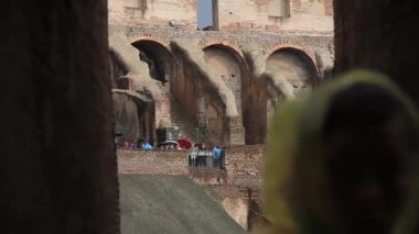 Kolezyumun Islak Geçitlerinde Şemsiyeli Ziyaretçiler  