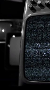 Yeşil Krom Anahtarlı Eski TV Açık ve Statik Siyah-Beyaz, Yakın plan, Dikey 4K