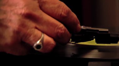 Eller Bir Turntable Oynatıcısına LP Plağı Yerleştiriliyor - Yakın plan - 4K