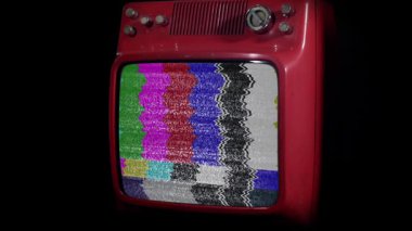 Yeşil Ekran ve Renk Çubuklarıyla Eski Kırmızı Televizyon Açıldı - Yakınlaştır -% 100 Gerçek Video, Yapay Zeka Değil - 4K