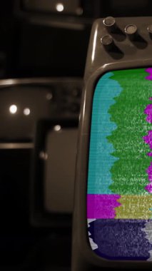 Yığılmış Retro Televizyonu Sepia Tone 'da Yeşil Krom Ekran ile açılıyor - Dikey 4K