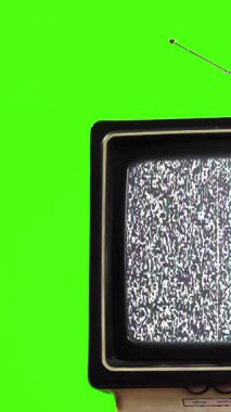 Yeşil Kroma Anahtar Arkaplanda Mavi Ekran ve Parazit Gürültülü Bir Retro TV 'nin Dikey Yakın Çekimi
