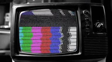 Siyah ve Beyaz tonda Yeşil Ekranla Eski Televizyon Açıldı -% 100 Gerçek Video, Yapay Zeka Değil - Kapat - 4K