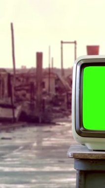 Terk Edilmiş Bir Hayalet Kasabada Yeşil Ekranlı Eski TV Seti - 4K Dikey Yakınlaştır