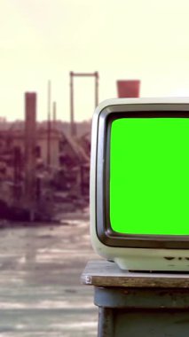 Terk Edilmiş Hayalet Kasabasında Yeşil Ekranlı Eski TV Seti - 4K Dikey