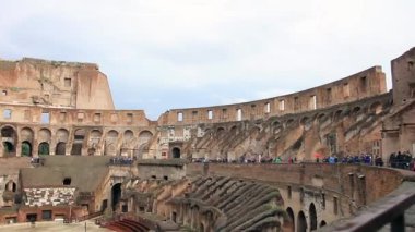 Roma, İtalya 'daki Roma Kolezyumu Koridorlarını Keşfeden Turistler