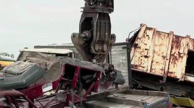 Otomobil hurdalığında Crane İşlemi - Yavaş Çekim - 4K