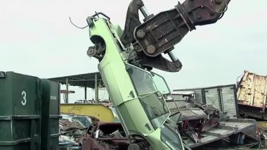 Ağır Makineler Endüstriyel Hurdalıkta Araba Parçalama - 4K