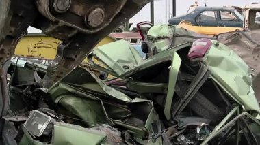 Otomotiv Yıkım Bahçesi 'nde Crane Eski Araba Kazıdı - 4K