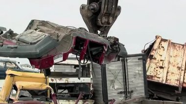 Ağır Makineler Endüstriyel Hurdalıkta Araba Parçalama - 4K