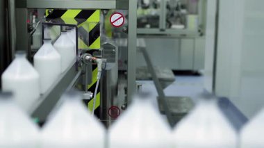 Pharma Santrali 'ndeki Hayvan Aşıları Şişe Kesinliği - 4K