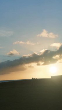 Rapa Nui Arkeoloji Bölgesi Okyanusa Bakar - Dikey Video