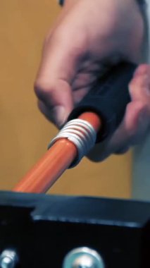 İlkokul öğrencisinin teneffüste langırt oynarken yakın çekimi - Dikey 4K Video