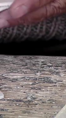 Futbol Topu montajı için Geometrik Panelleri Sıralayan İşçi - Dikey 4K