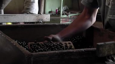 Fabrikadaki Büyük Kutudan Cam Mermer Toplayan İşçi - Yakından - 4K