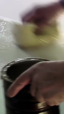 Futbol Topu Yapımı için Sentetik Materyal 'e Yapıştırıcı Uygulayan İşçi - Dikey 4K Video