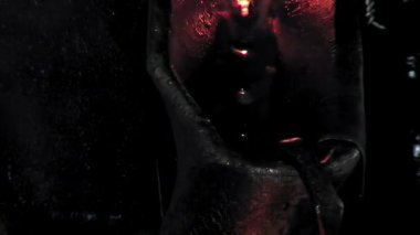 Eritilmiş Cam Geri Dönüşümü Bir Mermer Fabrikasında Kurulum Makinelerine Düşüyor - 4K